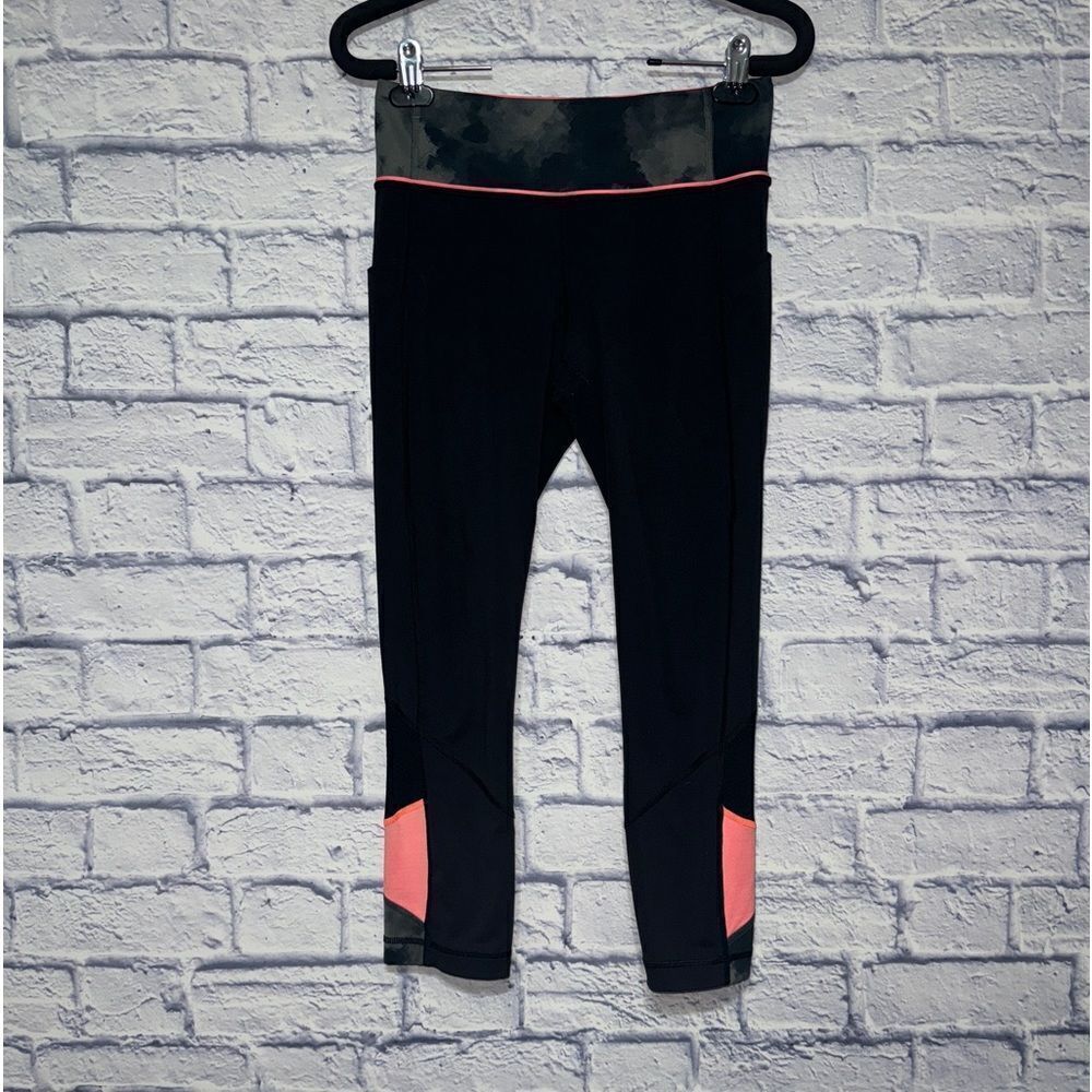 Lululemon Run: Inspire Crop II
Black / Flash Light / Blush Quartz